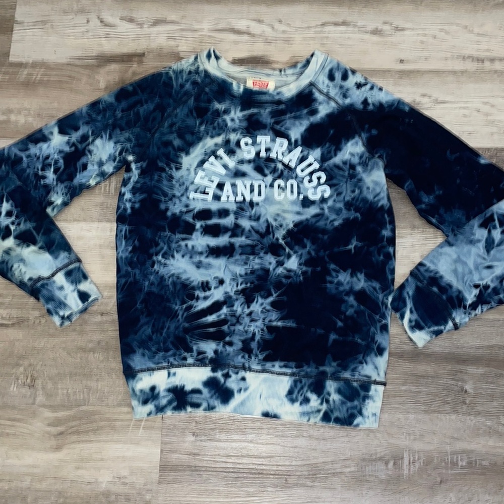 Levi’s tie dye blue and white sweater size XL kids 13-15yrs